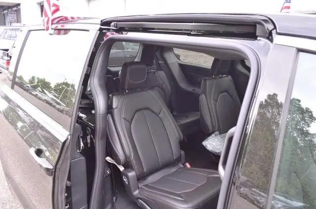 2027 Chrysler Pacifica Select AWD
