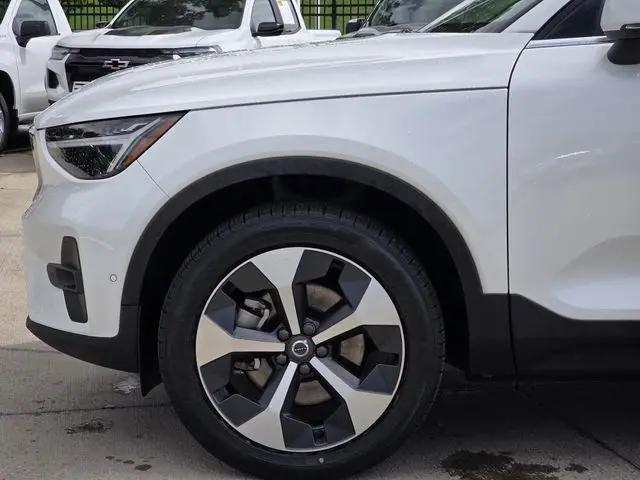 2023 Volvo XC40 B5 Ultimate Bright Theme