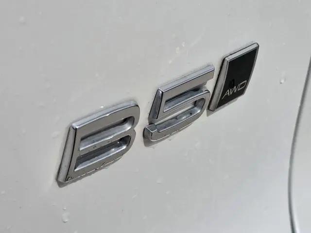 2023 Volvo XC40 B5 Ultimate Bright Theme