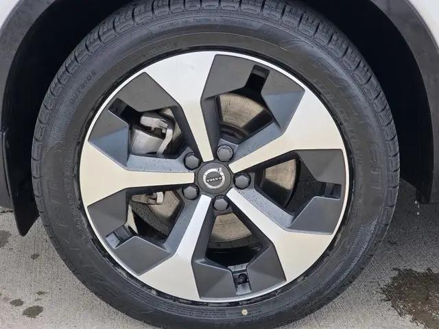 2023 Volvo XC40 B5 Ultimate Bright Theme
