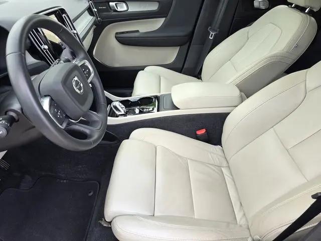 2023 Volvo XC40 B5 Ultimate Bright Theme