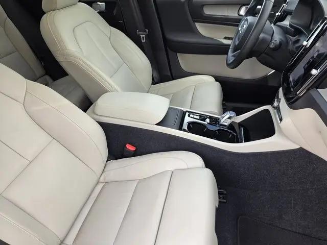 2023 Volvo XC40 B5 Ultimate Bright Theme
