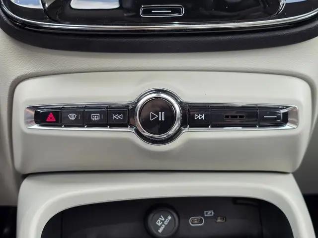 2023 Volvo XC40 B5 Ultimate Bright Theme