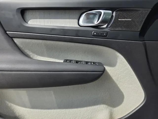 2023 Volvo XC40 B5 Ultimate Bright Theme