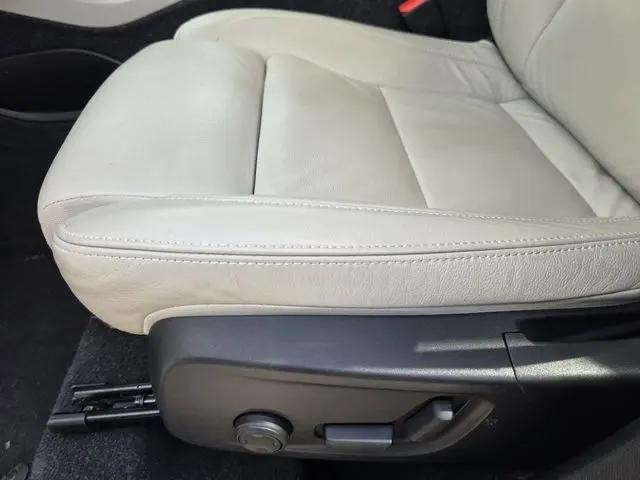 2023 Volvo XC40 B5 Ultimate Bright Theme