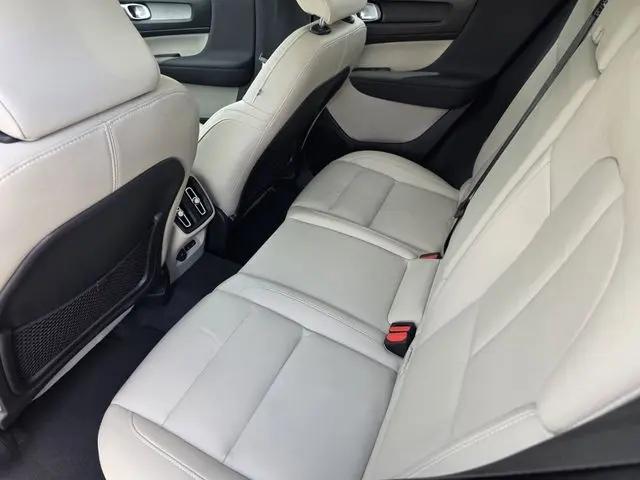 2023 Volvo XC40 B5 Ultimate Bright Theme