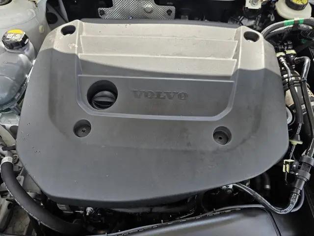 2023 Volvo XC40 B5 Ultimate Bright Theme