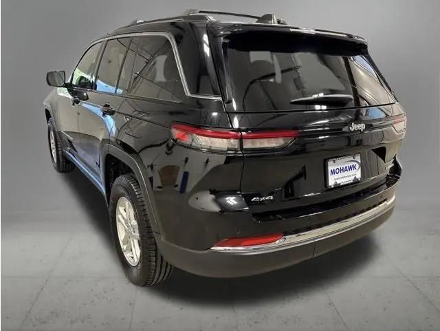 2023 Jeep Grand Cherokee Laredo 4x4