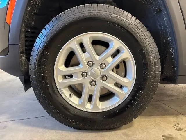 2023 Jeep Grand Cherokee Laredo 4x4