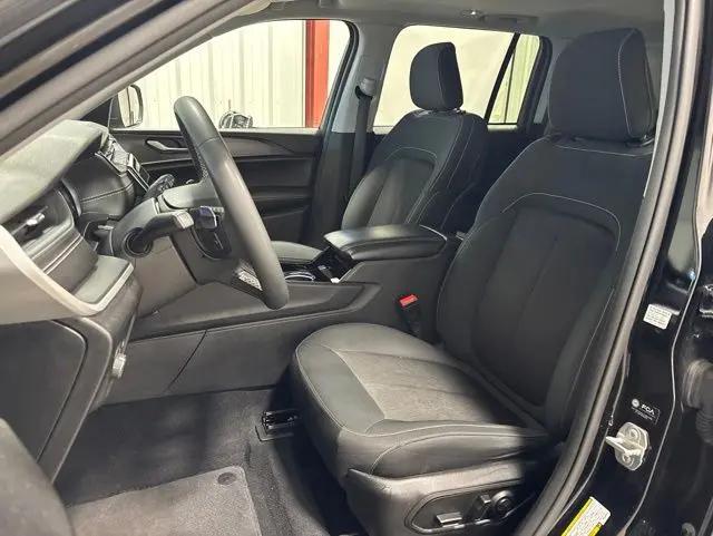 2023 Jeep Grand Cherokee Laredo 4x4