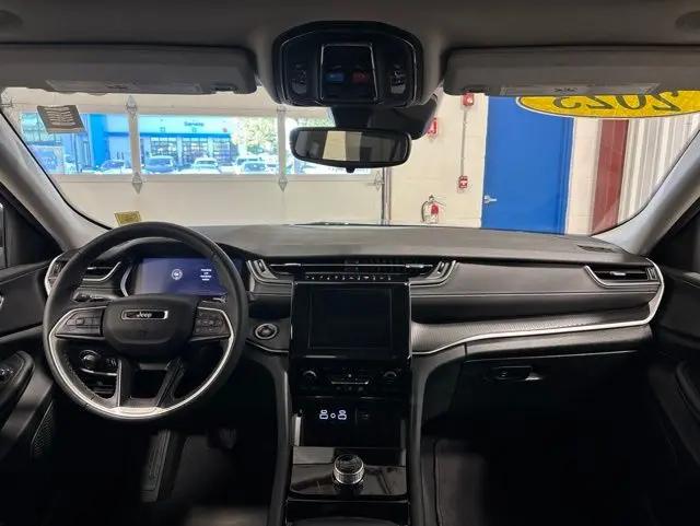 2023 Jeep Grand Cherokee Laredo 4x4