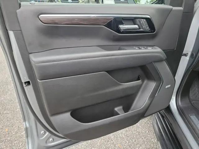 2025 Chevrolet Suburban 4WD Premier