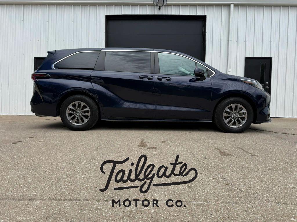 2023 Toyota Sienna LE 8-Passenger Hybrid AWD's photo