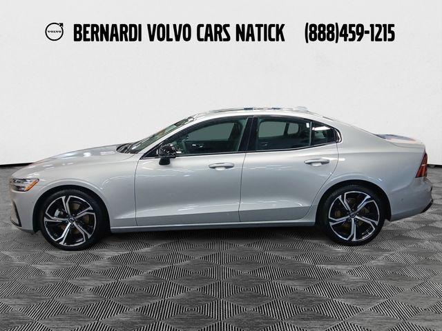 2023 Volvo S60 B5 Plus Dark Theme