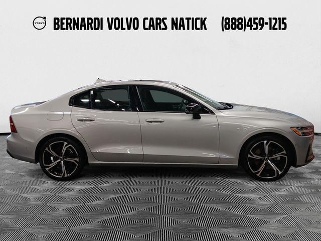 2023 Volvo S60 B5 Plus Dark Theme