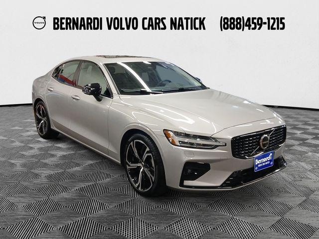 2023 Volvo S60 B5 Plus Dark Theme