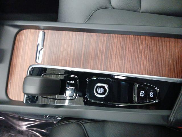 2023 Volvo S60 B5 Plus Dark Theme