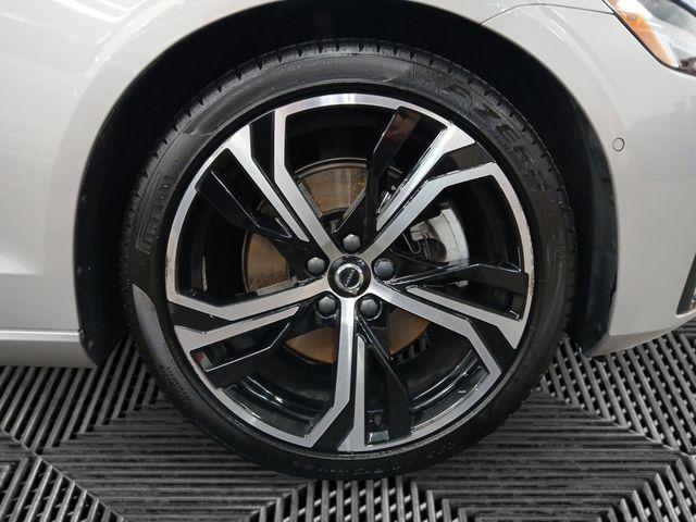 2023 Volvo S60 B5 Plus Dark Theme