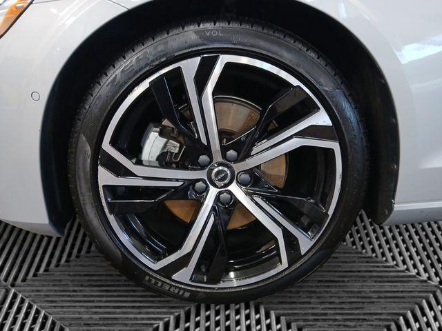 2023 Volvo S60 B5 Plus Dark Theme
