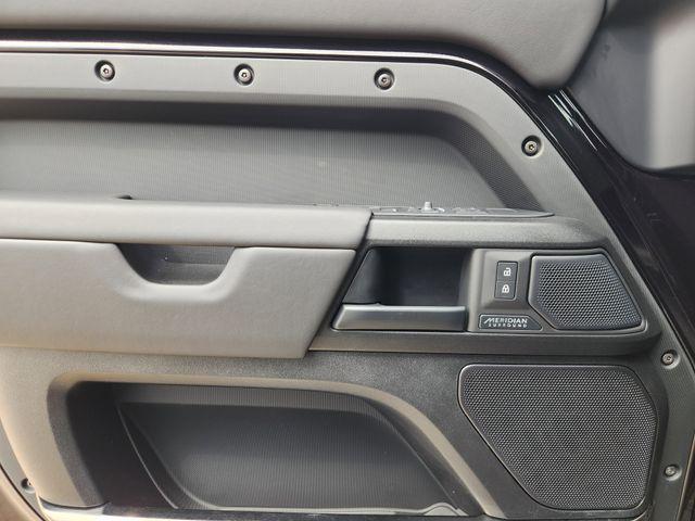 2026 Land Rover Defender P635 OCTA Black