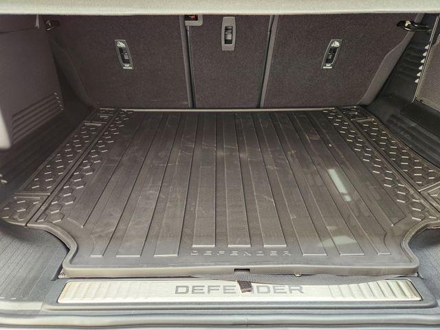 2026 Land Rover Defender P635 OCTA Black