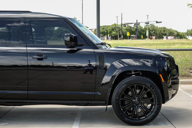 2026 Land Rover Defender P635 OCTA Black