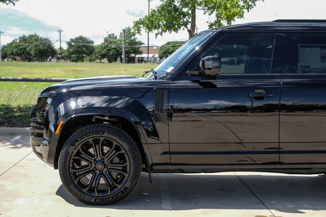 2026 Land Rover Defender P635 OCTA Black
