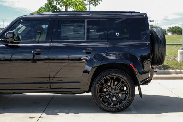 2026 Land Rover Defender P635 OCTA Black