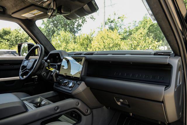 2026 Land Rover Defender P635 OCTA Black