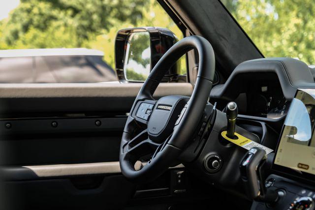 2026 Land Rover Defender P635 OCTA Black