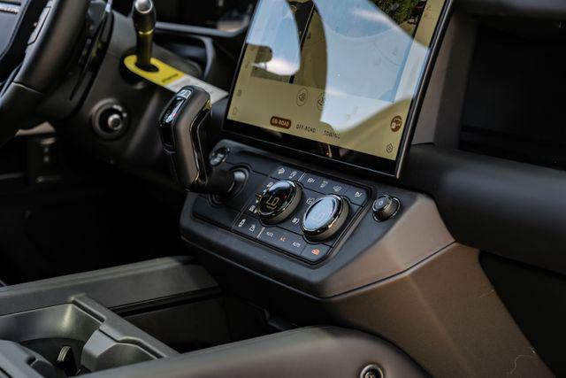 2026 Land Rover Defender P635 OCTA Black