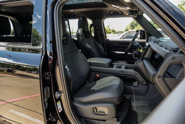 2026 Land Rover Defender P635 OCTA Black