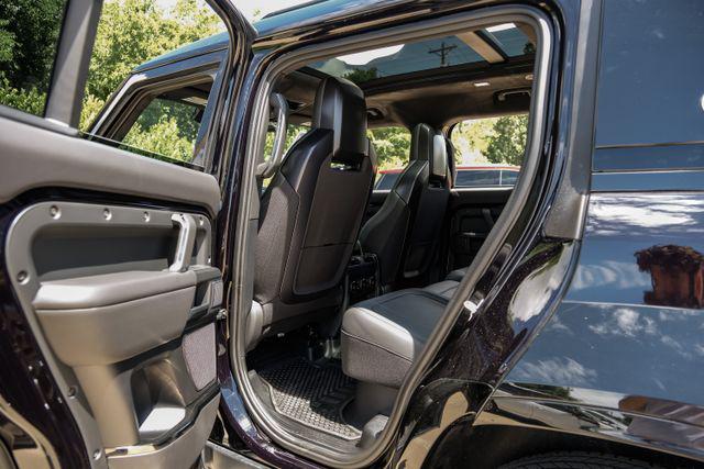 2026 Land Rover Defender P635 OCTA Black
