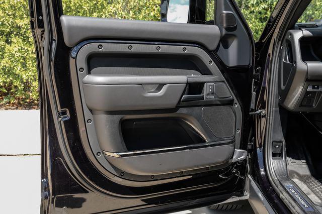 2026 Land Rover Defender P635 OCTA Black