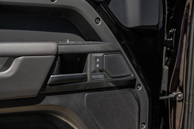2026 Land Rover Defender P635 OCTA Black