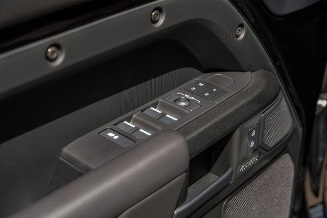 2026 Land Rover Defender P635 OCTA Black
