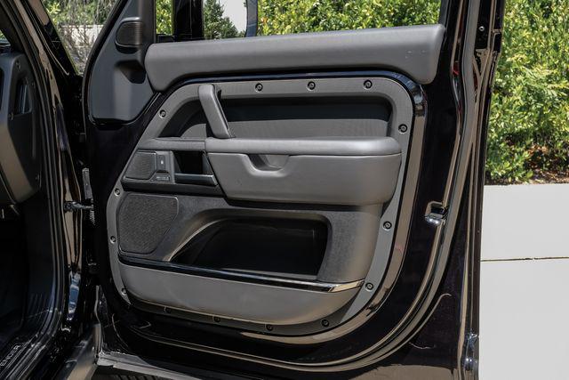 2026 Land Rover Defender P635 OCTA Black