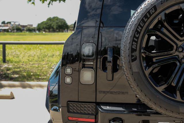 2026 Land Rover Defender P635 OCTA Black