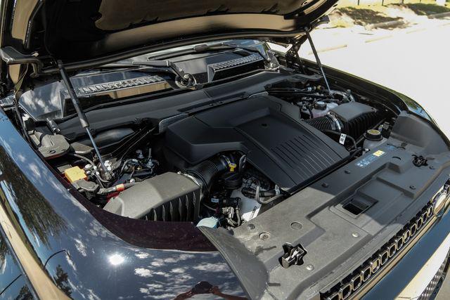 2026 Land Rover Defender P635 OCTA Black