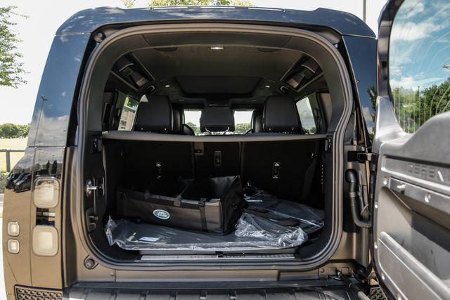 2026 Land Rover Defender P635 OCTA Black