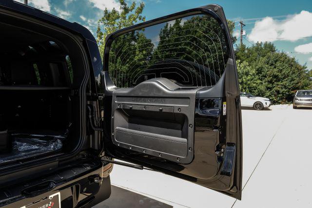 2026 Land Rover Defender P635 OCTA Black