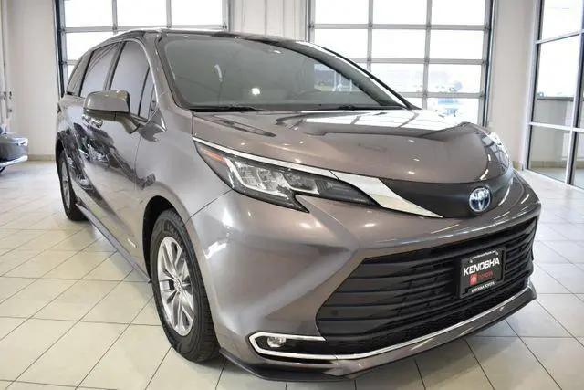 2021 Toyota Sienna XLE for sale in Kenosha, WI