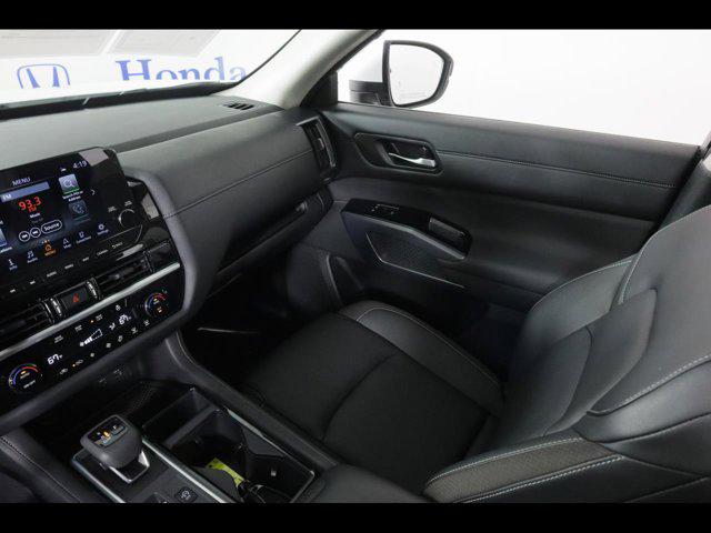 2025 Nissan Pathfinder SL 4WD