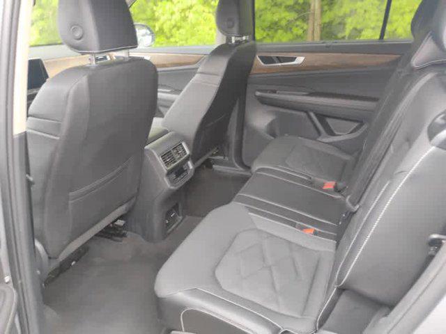 2025 Volkswagen Atlas 2.0T SE w/Technology