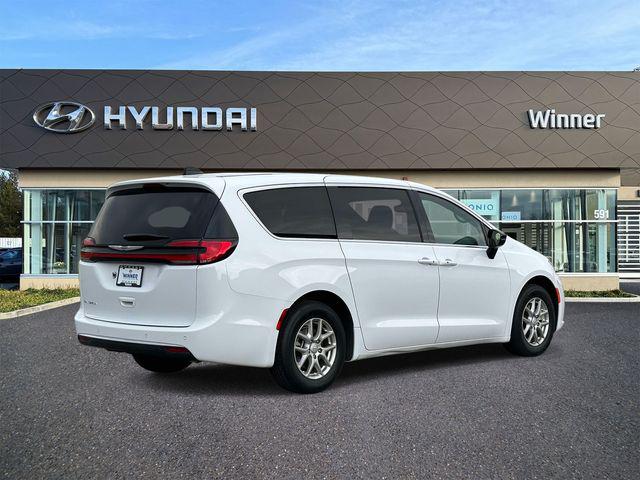 2025 Chrysler Pacifica Select