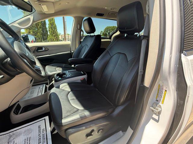 2024 Chrysler Pacifica Hybrid Select