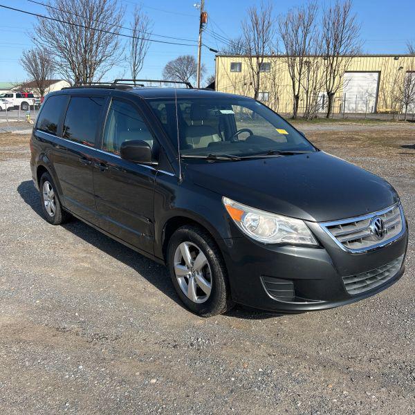 2011 Volkswagen Routan SE