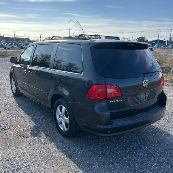 2011 Volkswagen Routan SE