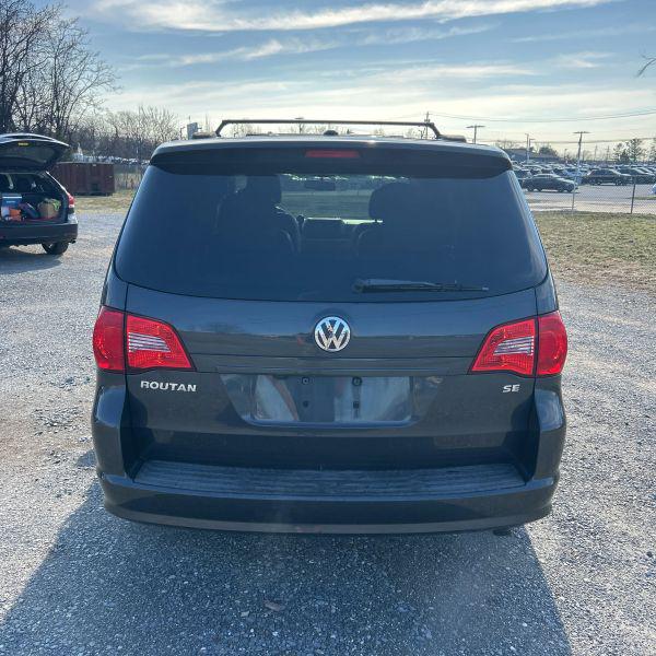 2011 Volkswagen Routan SE
