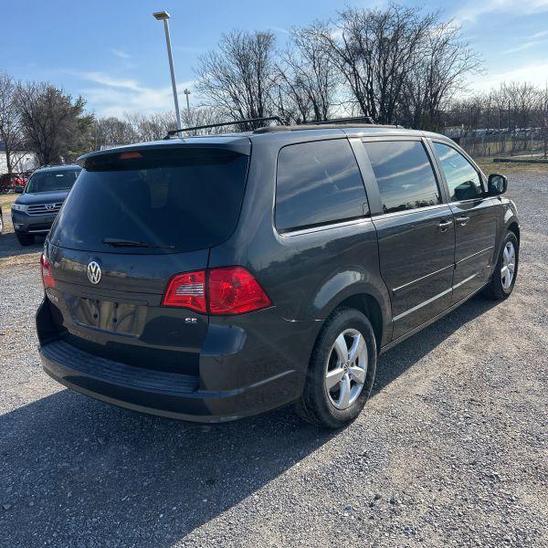 2011 Volkswagen Routan SE